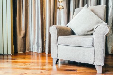 Kanepe ve ışık lamba dekorasyon