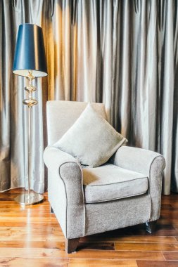 Kanepe ve ışık lamba dekorasyon