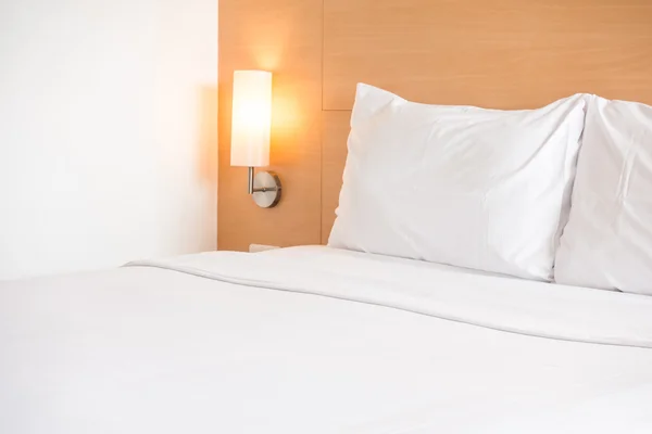 Bantal putih di tempat tidur — Stok Foto