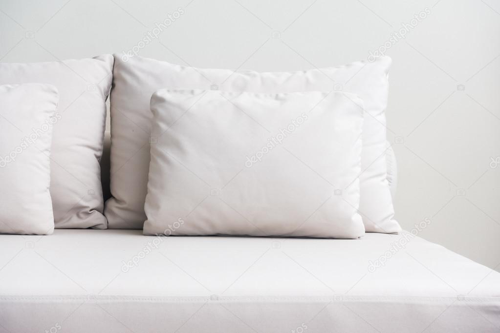 Сон стопка. Подушка белый. Подушки на кровати. Белые подушки на кровати. Белая подушка на постели.