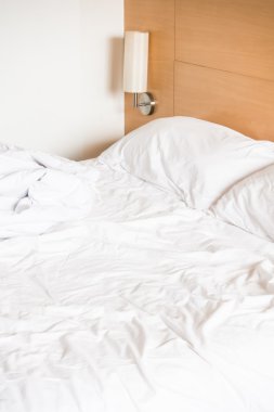 Beyaz dağınık yastık