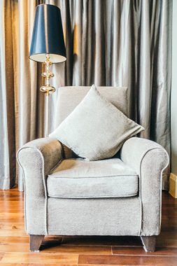 Kanepe ve ışık lamba dekorasyon