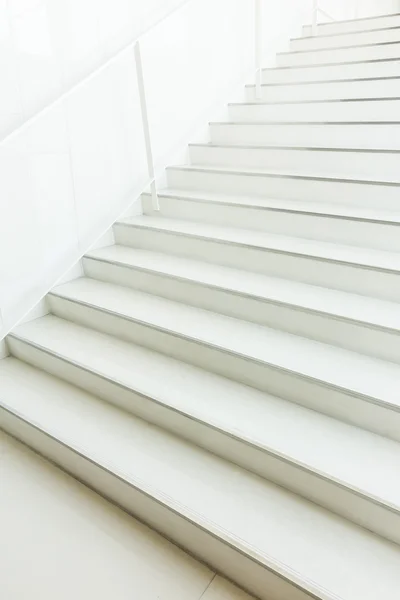 Weiße Betontreppe — Stockfoto