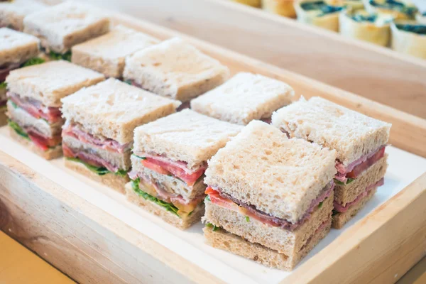 Deliciosos sanduíches na mesa — Fotografia de Stock