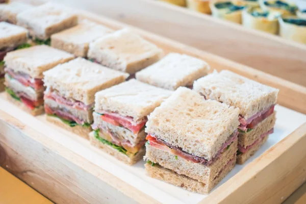 Deliciosos sándwiches en la mesa —  Fotos de Stock