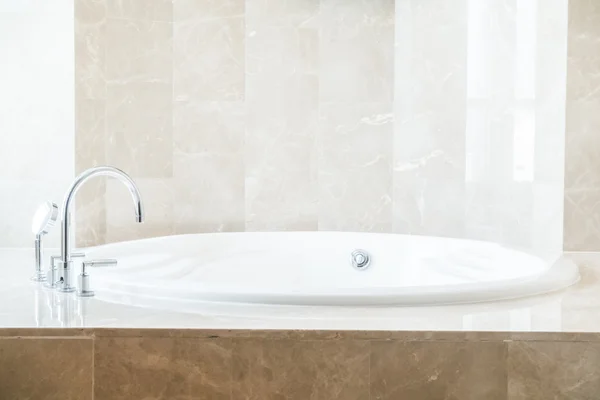 아름 다운 럭셔리 화이트 욕조 — 스톡 사진