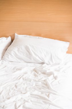 Beyaz dağınık yastık