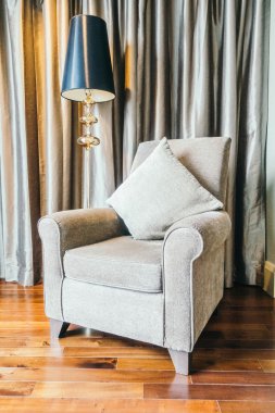 Kanepe ve ışık lamba