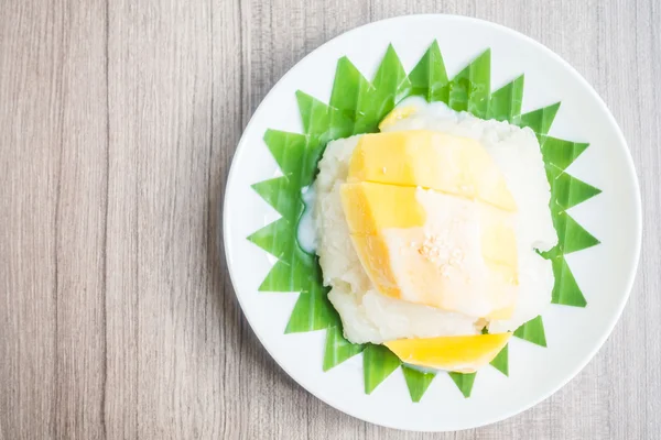 Klibbigt ris med mango — Stockfoto