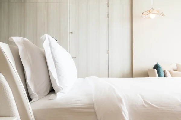 침대에 누워 있는 흰 베개 — 스톡 사진