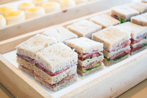 Deliciosos sanduíches na mesa — Fotografia de Stock