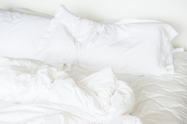 Beyaz çarşaf yastık