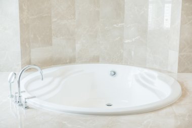 Beyaz küvet dekorasyon