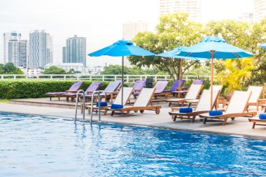 Şemsiye ve sandalyeleri yakınındaki Havuzu