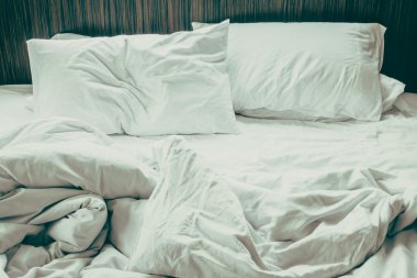 Yatakta beyaz yastıklar