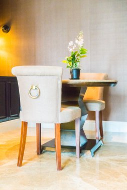 Boş masa ve sandalye