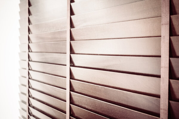 Деревянные жалюзи и окна
