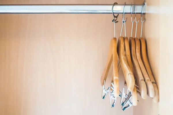 Houten kleren hanger — Stockfoto