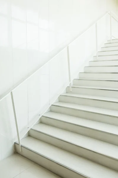 Scala di cemento bianco — Foto Stock