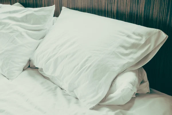 침대 위에 놓인 하얀 베개 — 스톡 사진