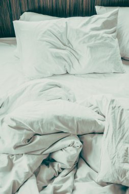 Yatakta beyaz yastıklar