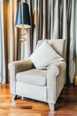 Kanepe ve ışık lamba