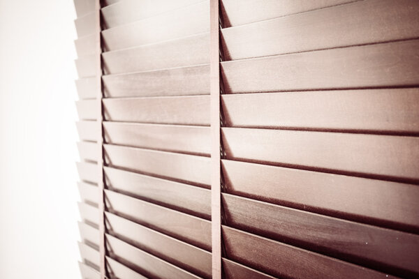 Деревянные жалюзи и окна
