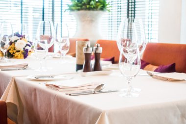 Tablo ile Şarap kadehi 