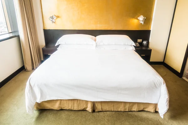ベッドの上の白い枕 — ストック写真
