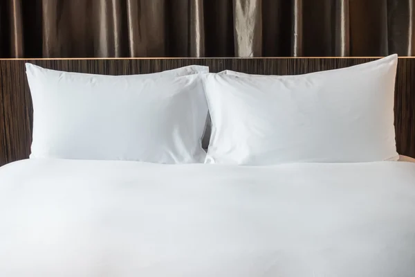 Белая подушка на кровати — стоковое фото