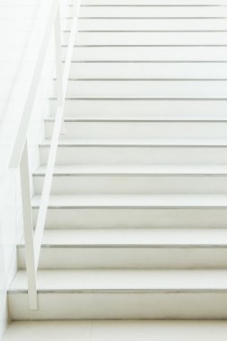 Beyaz beton merdiven