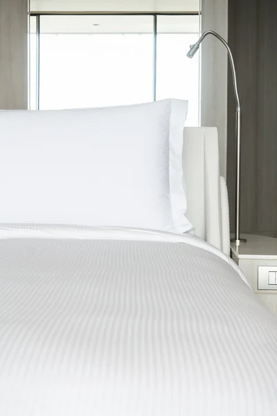 Travesseiro branco na cama — Fotografia de Stock