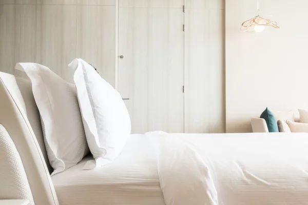 Almohada blanca en la cama —  Fotos de Stock