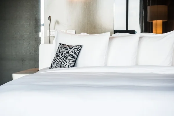 Kopfkissen auf dem Bett — Stockfoto