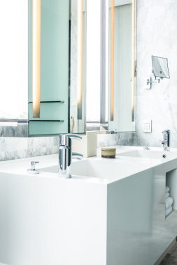 Musluk ve lavabo dekorasyon