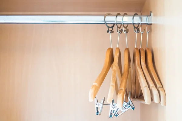 Hangende kleding hanger — Stockfoto