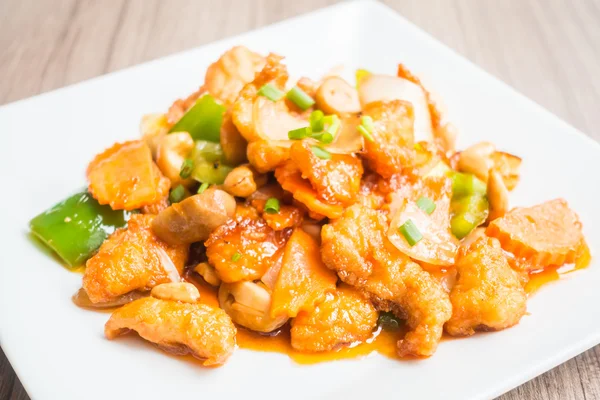 볶아서 튀긴 닭고기에 캐 셔 견과를 곁들인 요리 — 스톡 사진