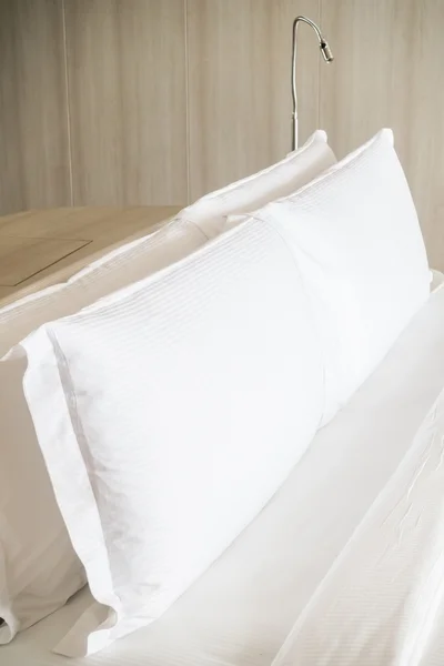 Biała poduszka na łóżku — Zdjęcie stockowe