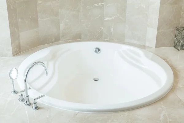 Belle baignoire blanche de luxe — Photo