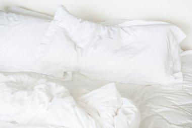 Beyaz çarşaf yastık