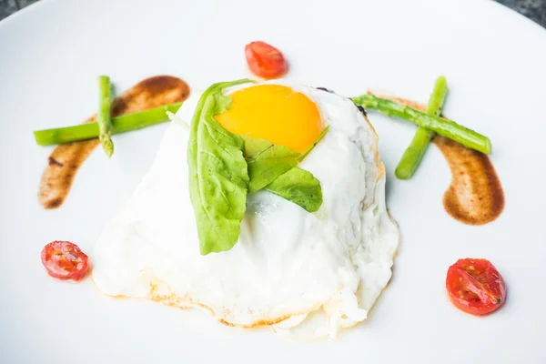Жареное яйцо в белой тарелке — стоковое фото