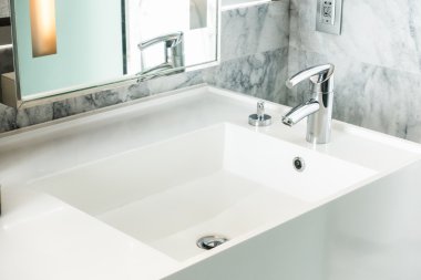 Musluk ve lavabo dekorasyon