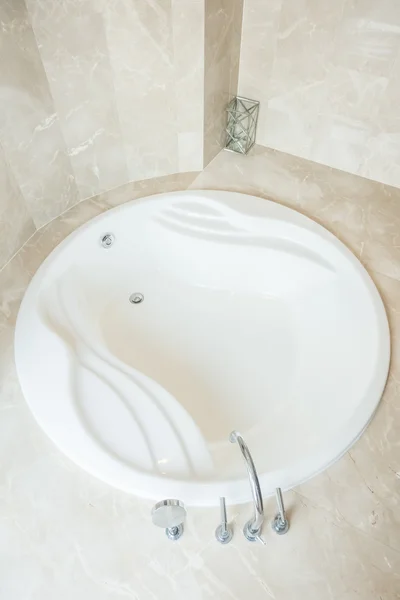 아름 다운 럭셔리 화이트 욕조 — 스톡 사진