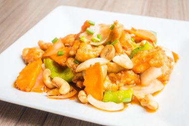 Cevizli kızarmış tavuk.