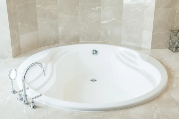 Όμορφα πολυτελή λευκά μπανιέρα — Φωτογραφία Αρχείου