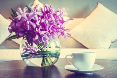 Kahve Kupası ve vazo çiçek