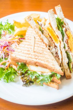 Yumurta tavuk sandviç