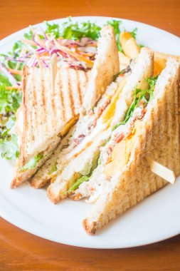 Yumurta tavuk sandviç