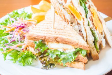 Yumurta tavuk sandviç