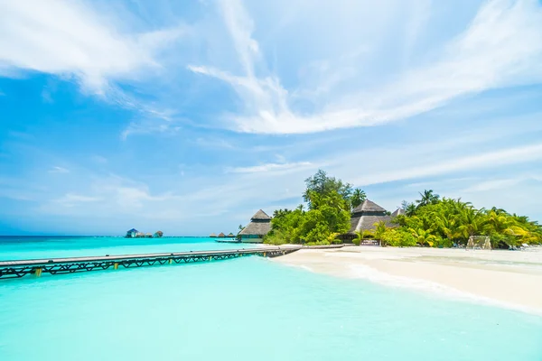 Тропический мальдивский курорт — стоковое фото